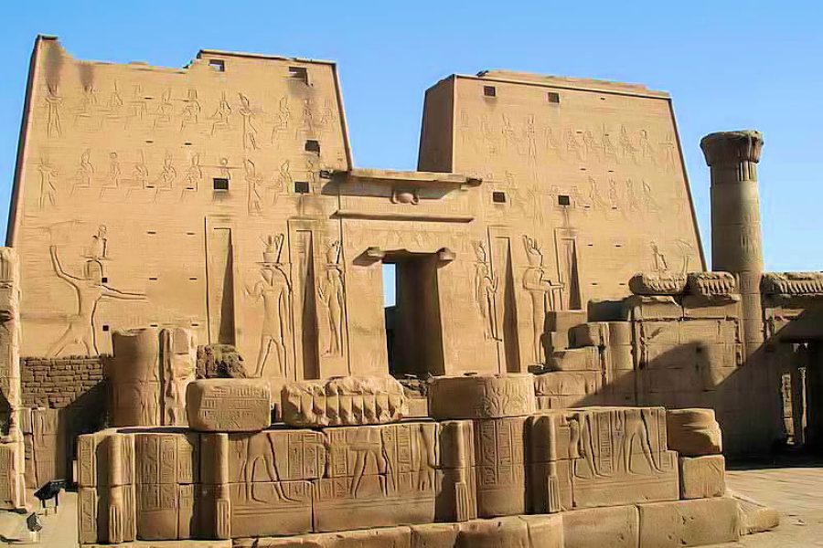 Au départ de Louxor vers Assouan : Edfou, kom Ombo, Philae, le haut barrage, l&rsquo;obélisque inachevé et Abou simbel 3 jours / 2 nuits